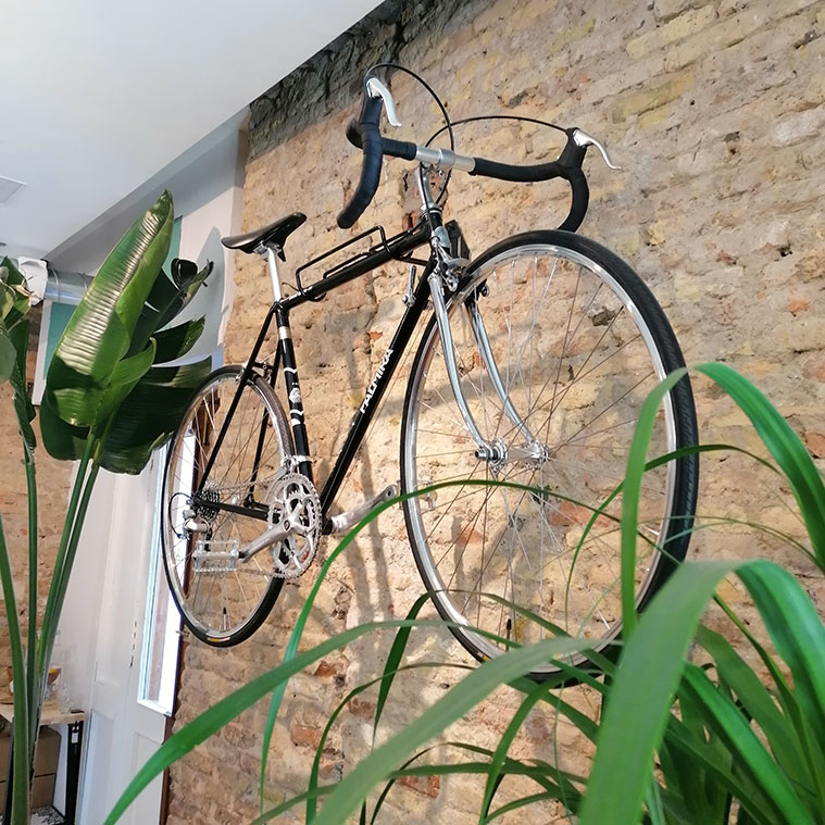 bicicleta colgada en la decoracion del Justicia Specialty Coffee