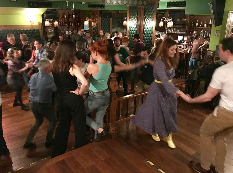 clases de swing con la escuela de baile Zaraswing en el Cafe Dublin
