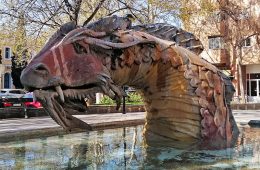 escultura y fuente del dragon emergente en zaragoza