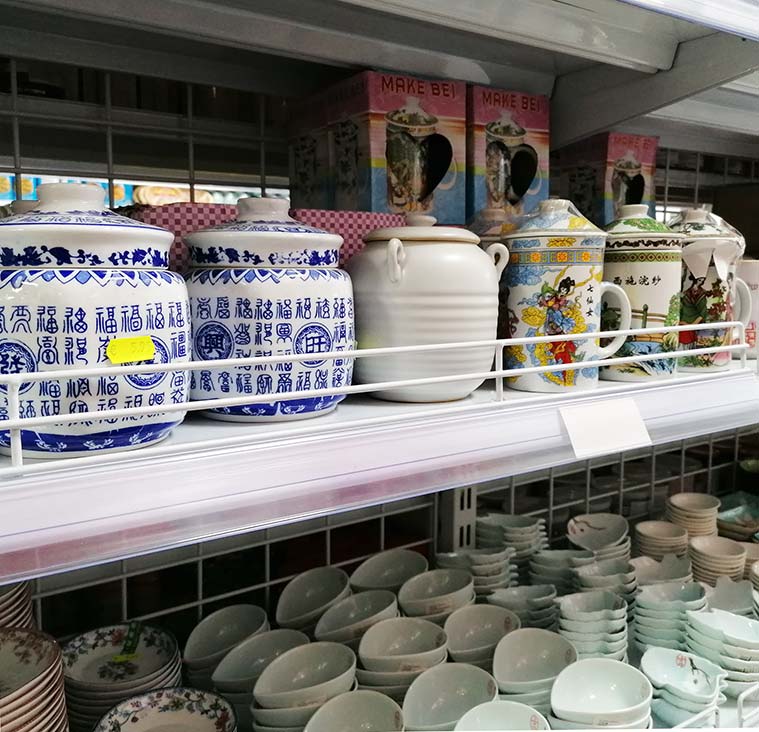 vajillas orientales y tazones en el Supermercado Asiático Xinhua en la Calle Unceta de  Zaragoza