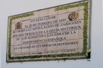 Placa conmemorativa de la rendición de Zaragoza durante los Sitios