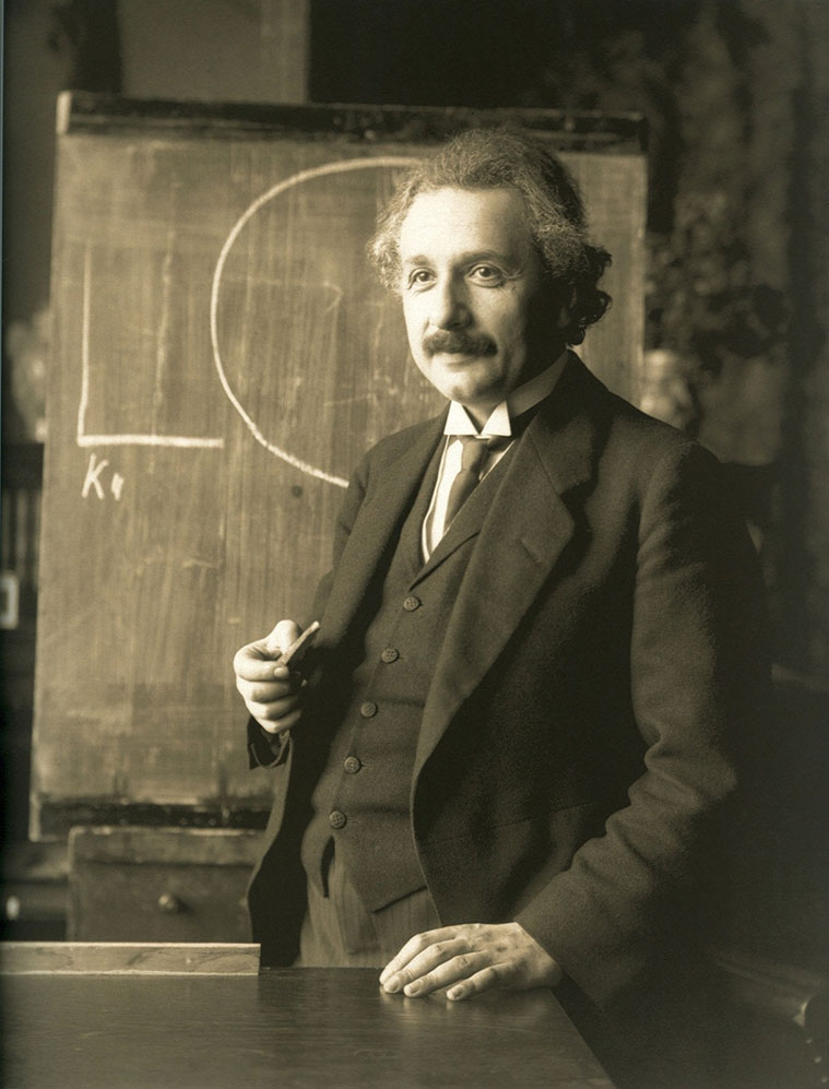 Albert Einstein dando una conferencia en 1923