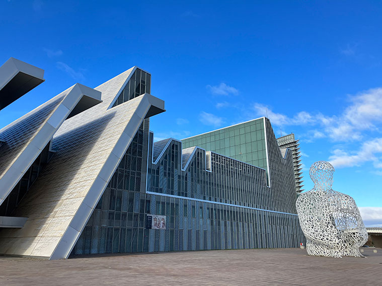 Vista del Palacio de Congresos de Zaragoza con la escultura 'El Alma del Ebro'