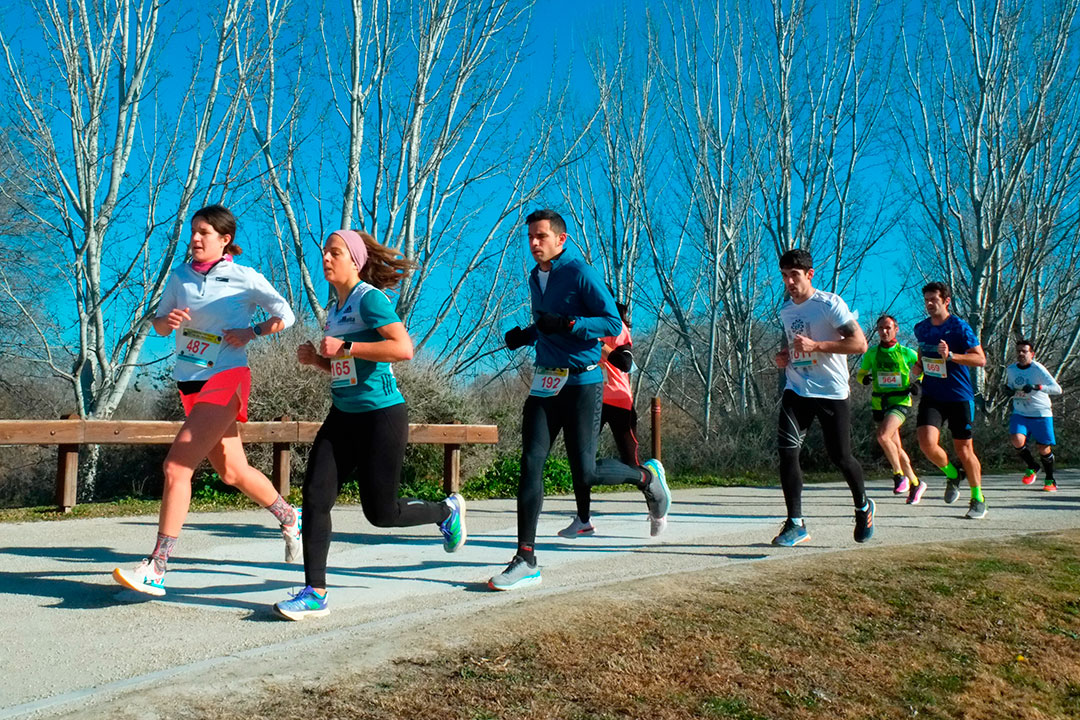 Personas corriendo por el entorno del Parque del Agua y la Ribera del Ebro en Zaragoza