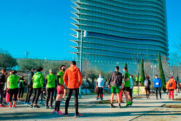 Personas se preparan para correr en el entorno de la torre del agua de zaragoza