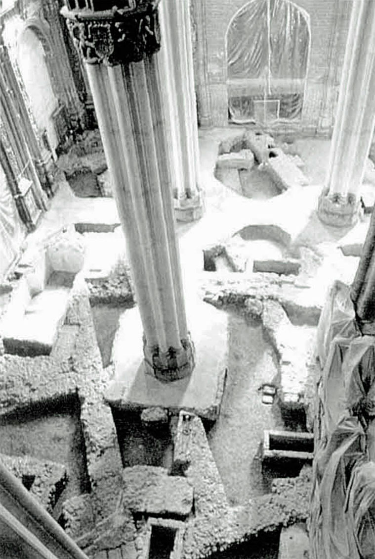 Interior de la Seo en 1992. Cimientos del templo del Foro Romano Revista Empúries