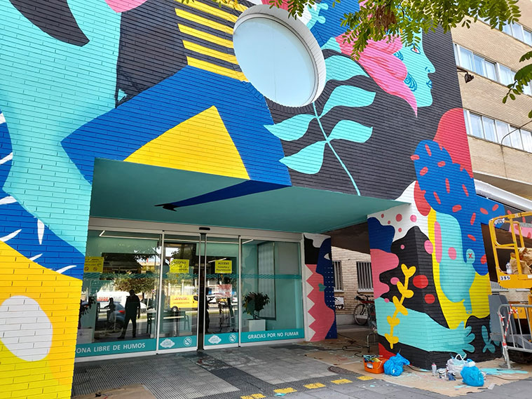 Believe in Art llena de color la fachada del Hospital Materno Infantil