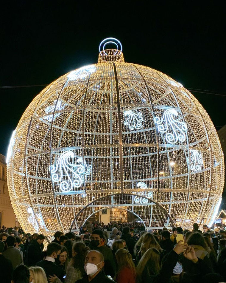 La bola gigante de Navidad en la Plaza del Pilar