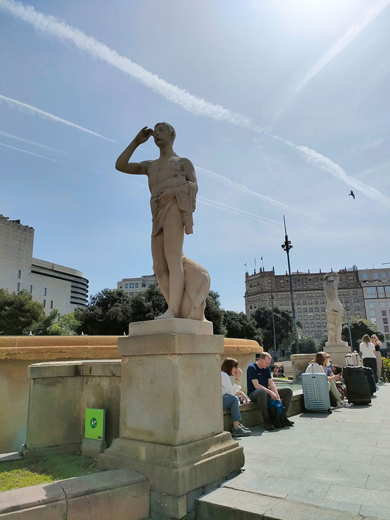 Otra vista de 'El pastor de la flauta' en Plaza Cataluña (Barcelona)