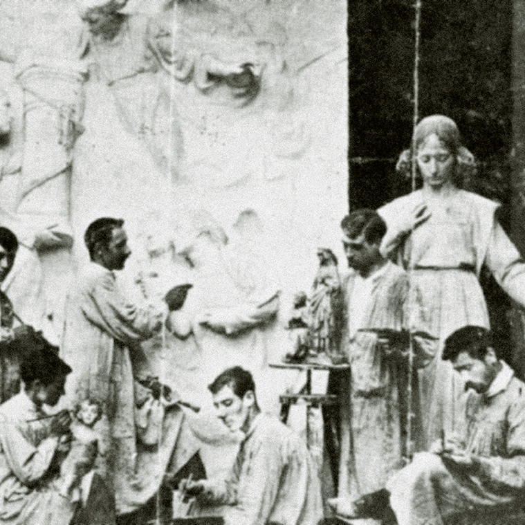 Pablo Gargallo en el taller de Eusebi Arnau en la época en la que ingresó como aprendiz. Barcelona, 1895. (fot. autor desconocido).
