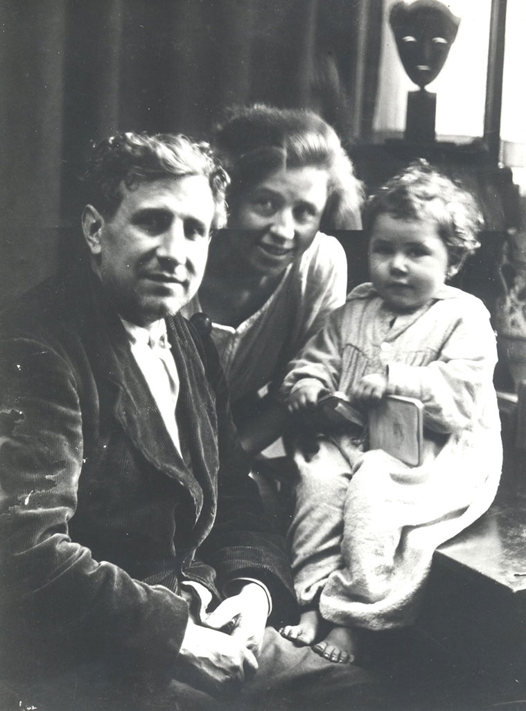 Pablo, Magali y Pierrette en su casa de la Calle Dohis. París, 1924