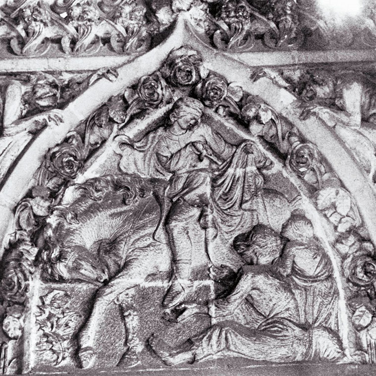 relieve en piedra de San Martín compartiendo su capa con los pobres realizado por Pablo Gargallo en el año 1910 para Pórtico del Hospital de Sant Pau en Barcelona