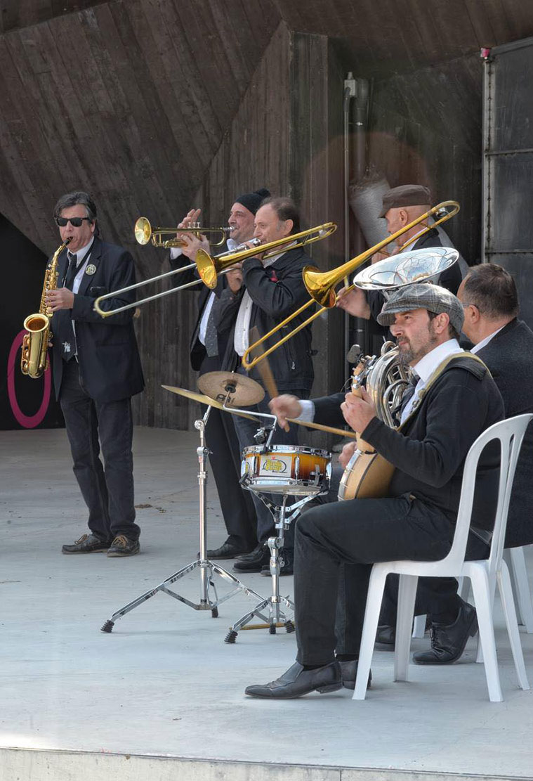 Banda de música tocando en la Cúpula Geodésica durante las Fiestas del Pilar