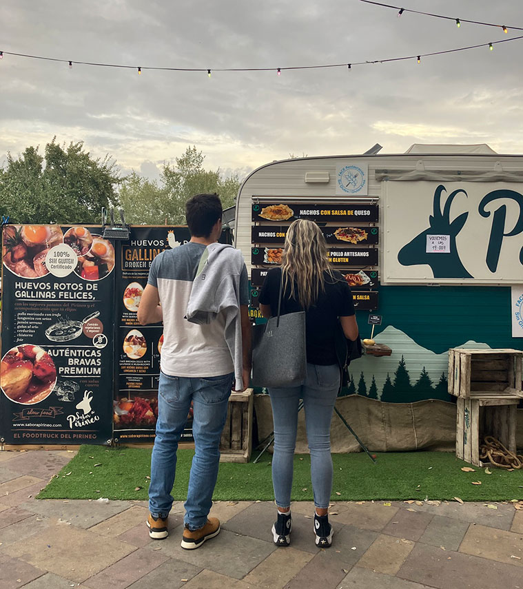 Personas frente a un Food Truck en el Festival Ebro Food 2022