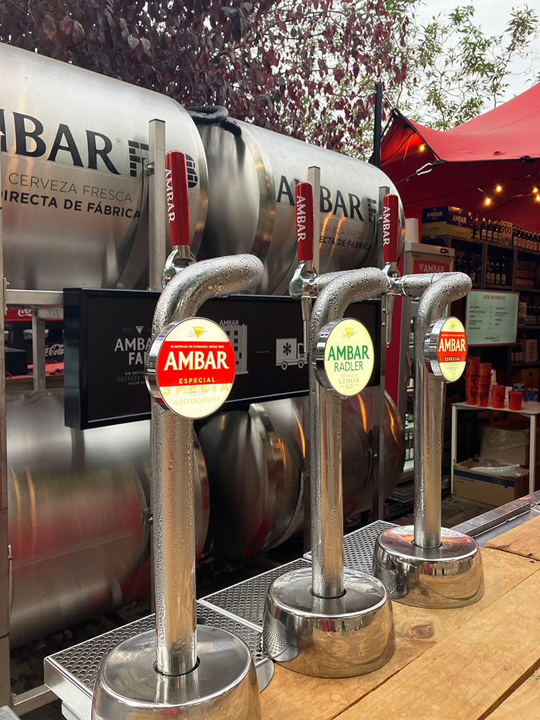 barra de bar y grifos de cerveza en el Festival Ebro Food 2022 en las Fiestas del Pilar