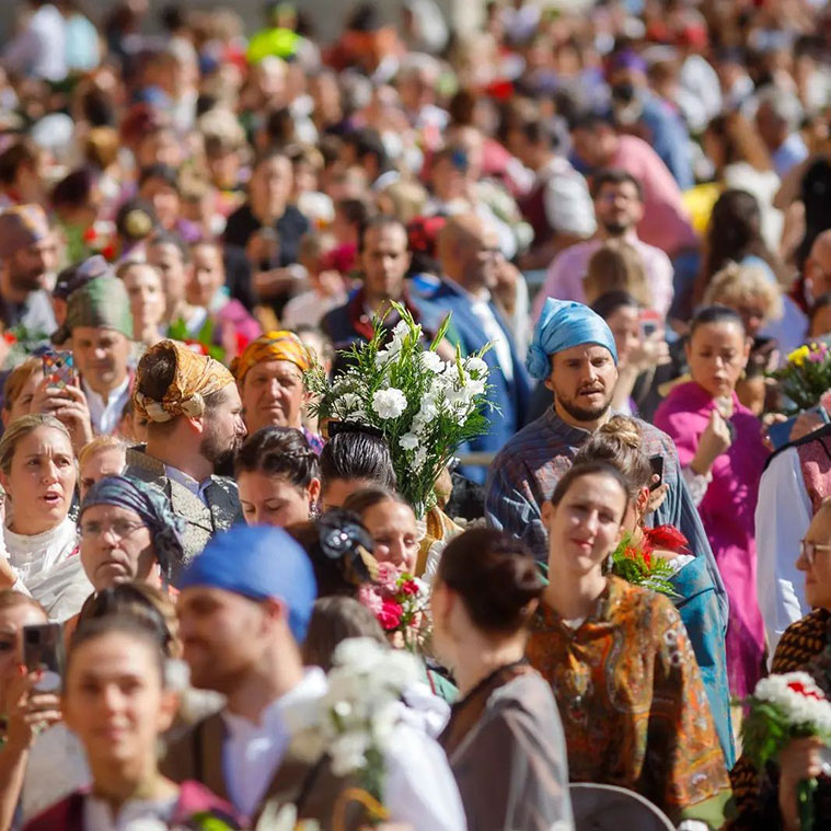 Personas participando en la Ofrenda de Flores a la Virgen del Pilar de Zaragoza