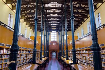 Interior de una de las naves del Antiguo Matadero Municipal de Zaragoza, hoy convertido en la Biblioteca Pública Ricardo Magdalena