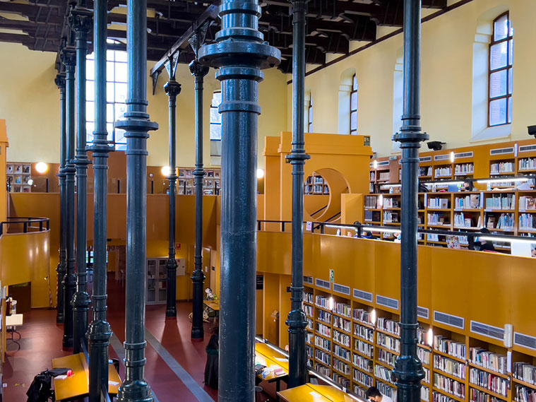 Biblioteca Pública Ricardo Magdalena en el Antiguo Matadero de Zaragoza