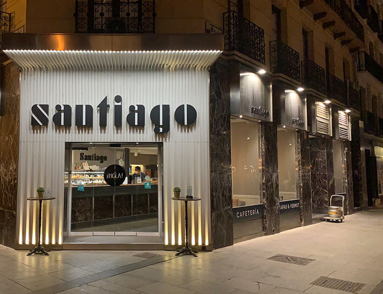 Justo en el vértice de la Plaza del Pilar y la Calle Alfonso, se aboca la Cafetería Santiago, un icono de la hostelería castiza