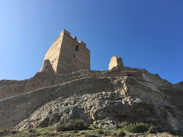 Castillo de Cadrete murallas