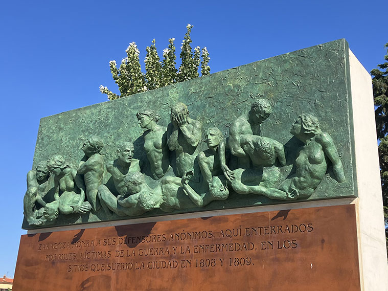 Zaragoza recuerda a los héroes anónimos de Los Sitios con una escultura del artista Jesús Gazol