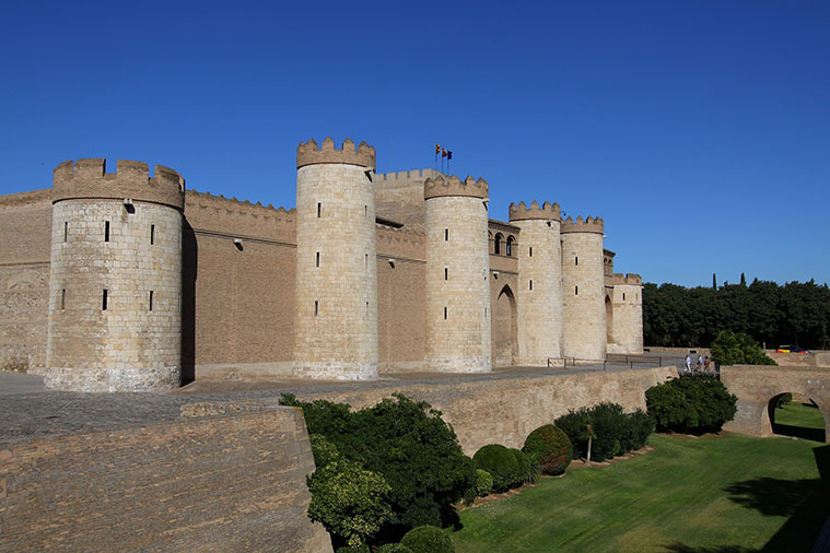 El italiano Tiburcio Spanochi aportó la idea definitiva de convertir el palacio real de la Aljafería en fortaleza