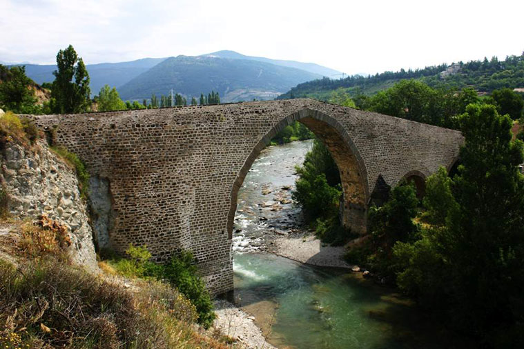 El puente de San Miguel está situado junto a la carretera que conduce al Valle de Aísa, en la salida de Jaca, sobre las aguas del río Aragón