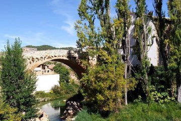 El puente de piedra de Beceite es el primero desde su cabecera que salva el curso del río Matarraña