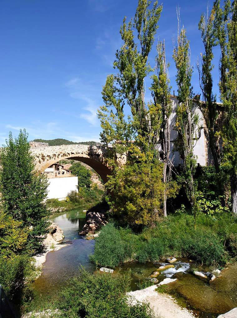 El puente de piedra de Beceite es el primero desde su cabecera que salva el curso del río Matarraña
