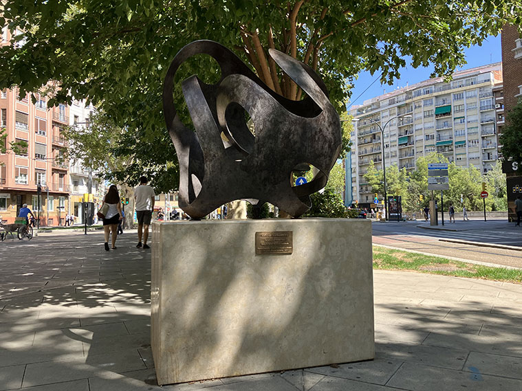 La escultura 'La ola y el monstruo' Zaragoza