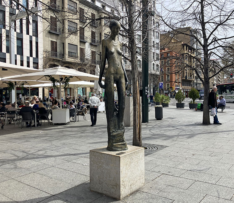Escultura 'Mujer con manto azul' de Alberto Gómez Ascaso en la Plaza de España