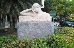 Escultura 'Mujer dormida' Paseo de la Constitución con Plaza Aragón
