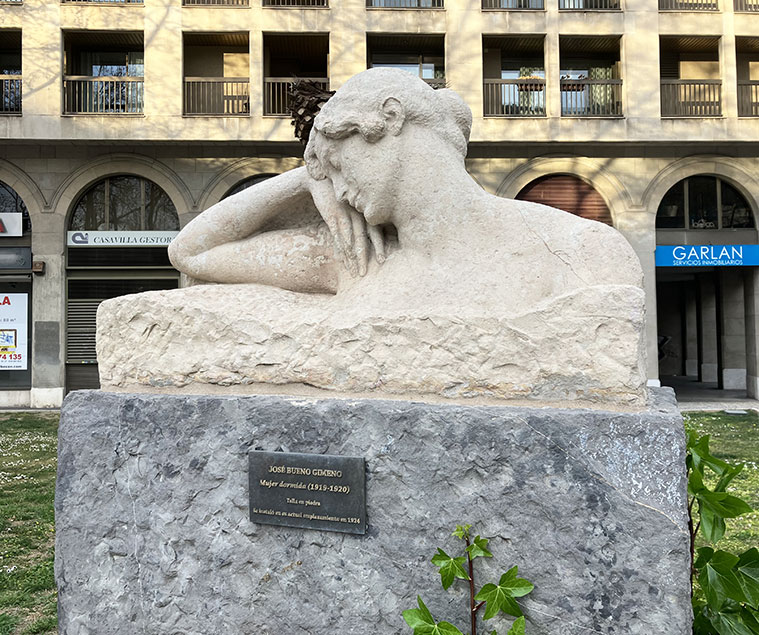 Escultura 'Mujer dormida' Paseo de la Constitución con Plaza Aragón
