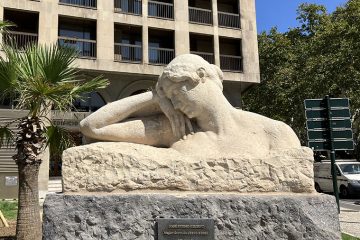 Escultura 'Mujer dormida' en Plaza del Paraíso