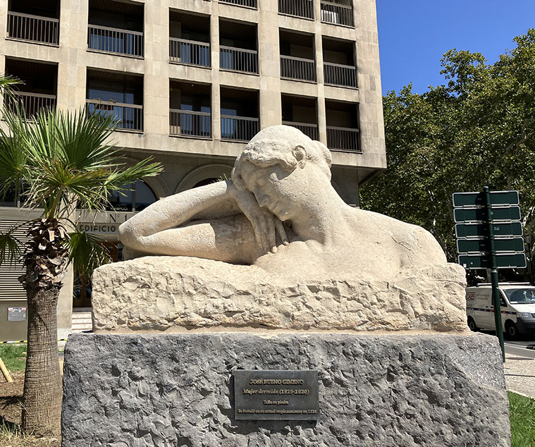 Escultura 'Mujer dormida' en Plaza del Paraíso