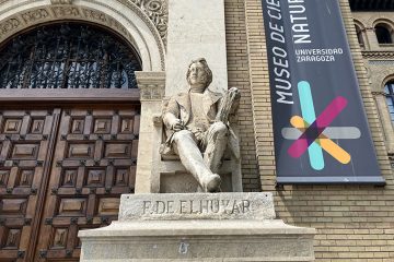 Escultura sedente de Fausto Fermín de Elhuyar en la fachada principal del edificio Paraninfo