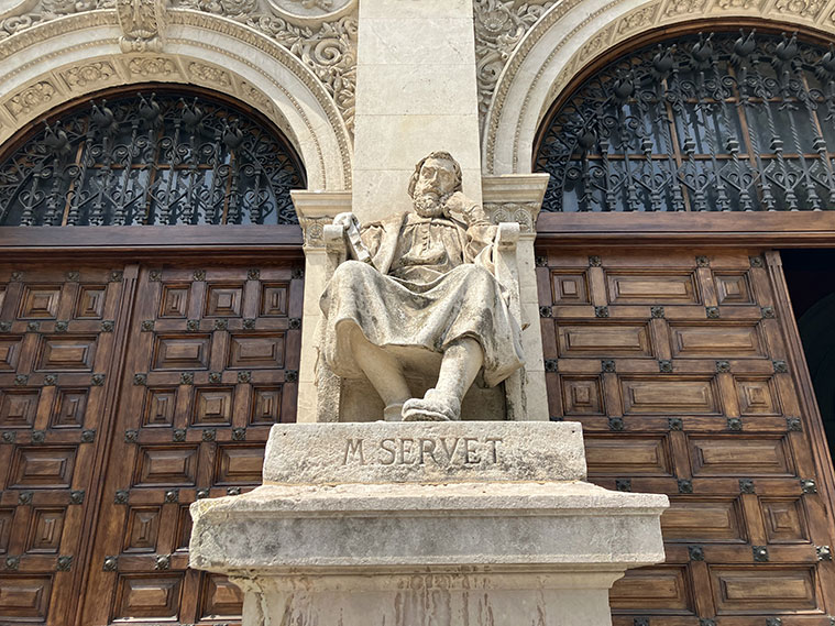 Miguel Servet en la fachada del Paraninfo