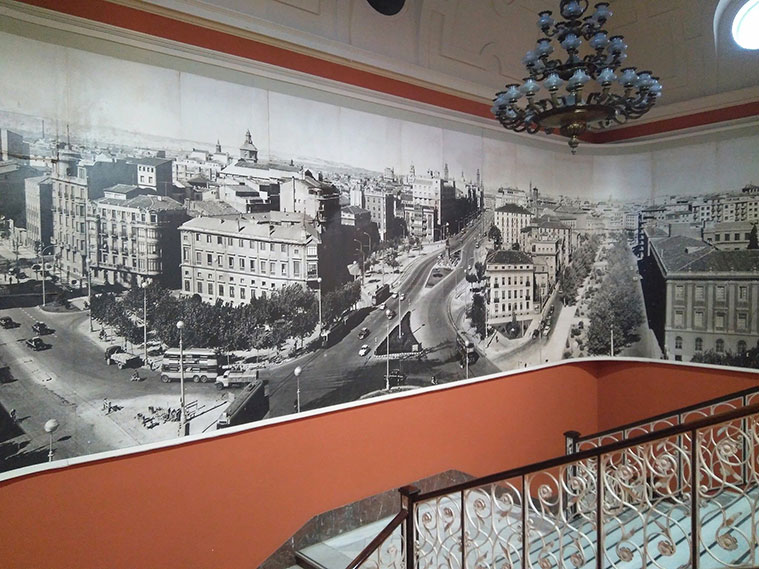 Fotomural de la ciudad en el interior de la Cámara de Comercio de Zaragoza