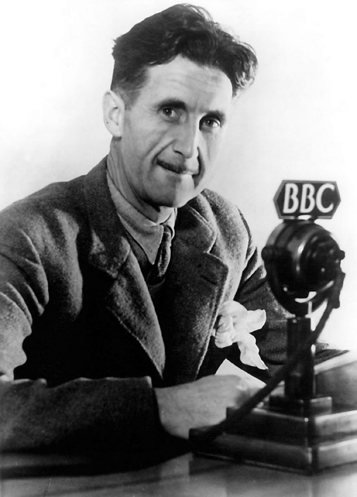 George Orwell en la radio de la BBC en 1940. Orwell trabajó en el servicio de propaganda de la BBC durante la Segunda Guerra Mundial
