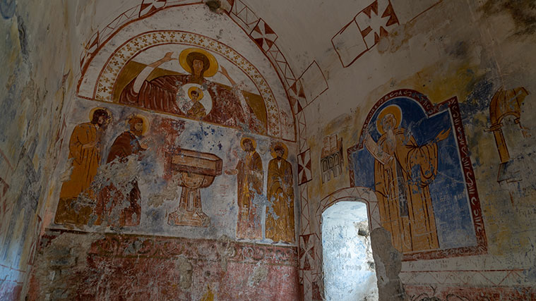 Pinturas en el interior de la iglesia de San Miguel en Jánovas