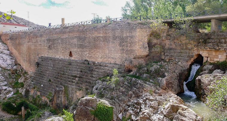 Almonacid de la Cuba cuenta con un recorrido de pasarelas que une el municipio y su presa romana