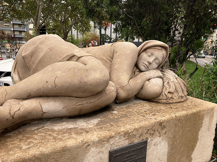 La escultura 'La siesta' en el Paseo Sagasta 