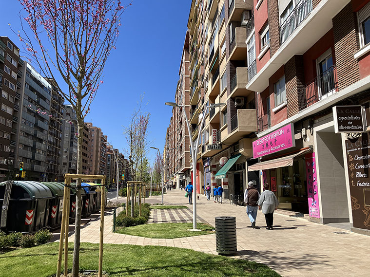 La Avenida Navarra es una de las principales avenidas de Zaragoza. En 2023, fue objeto de una reforma integral que incluyó la creación de nuevas zonas verdes y espacios de encuentro
