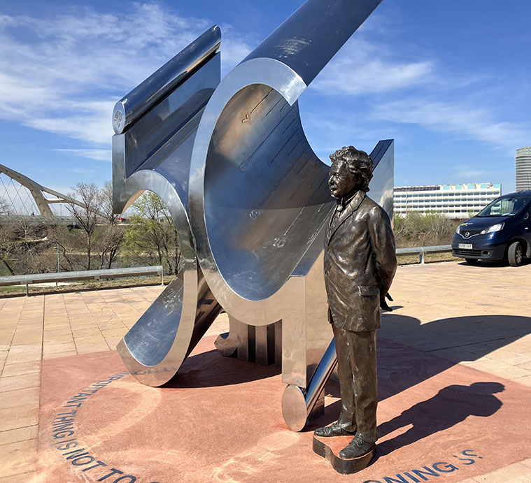 Memorial que recuerda el centenario de la visita de Albert Einstein a Zaragoza Pabellón Puente