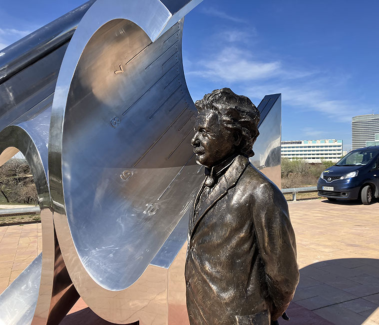 Escultura homenaje a Albert Einstein de Juan Antonio Ros en el Pabellón Puente de Zaragoza
