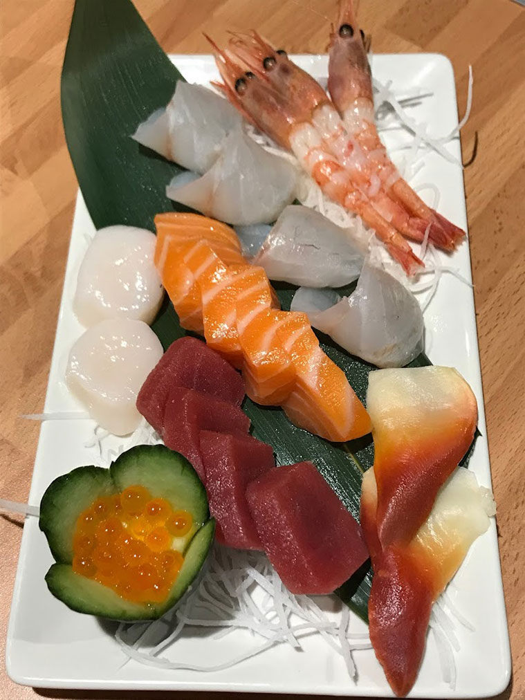 Restaurante Japonés Oishii plato de sushi y marisco