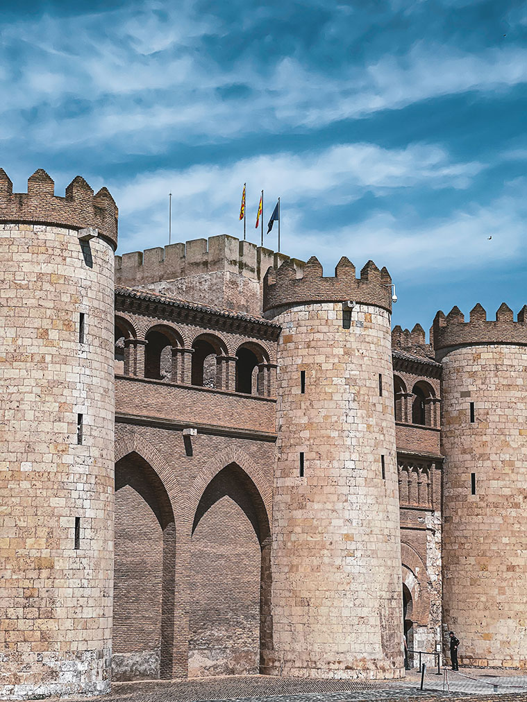 El exterior del Palacio de La Aljafería estaba formado por una muralla, así como los seis torreones que cubren la muralla del lado Este 