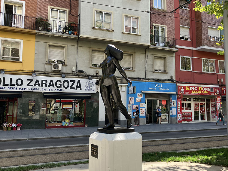 El paseo Fernando el Católico exhibe la escultura 'Mujer Corriendo' del catalán Ricard Sala