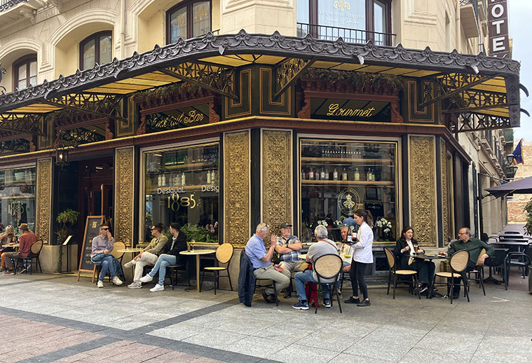 Vista del Café 1885 desde la Calle Alfonso I