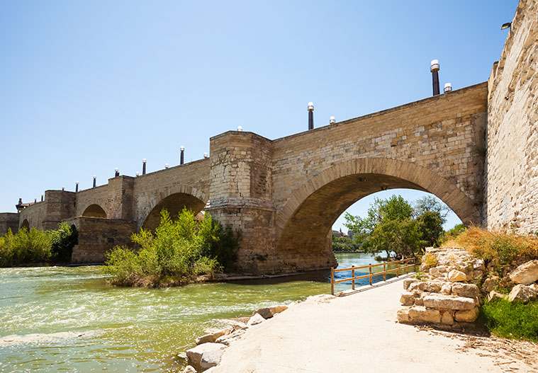 Vista del Puente de Piedra desde la margen izquierda del río Ebro